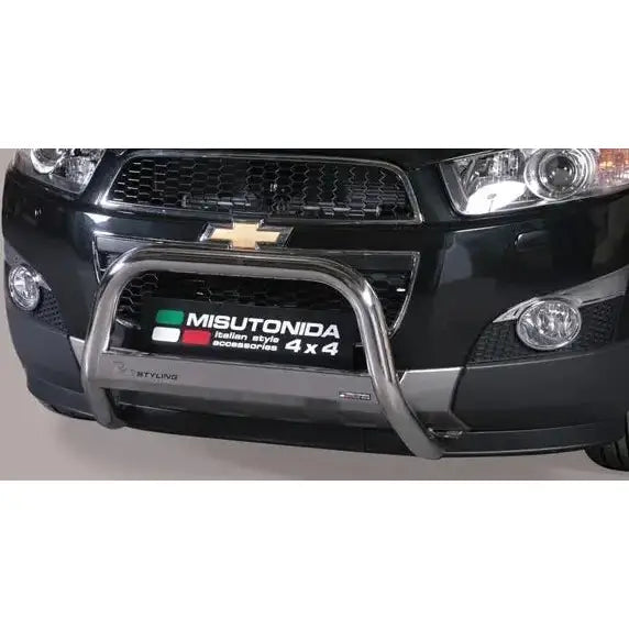 Frontbøyle Chevrolet Captiva 11-13 EC godkjent medium mark montert foran på svart bil.