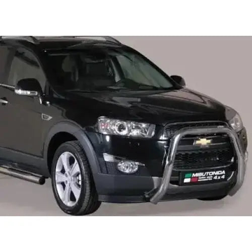 Frontbøyle Chevrolet Captiva 11-13 montert foran grillen på sort SUV med sølvfarget kufanger.