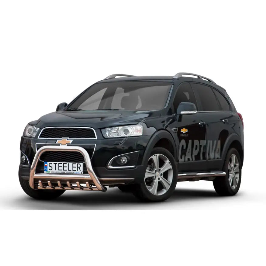 Frontbøyle Chevrolet Captiva 12-15 i sølvfarget metall montert foran på svart SUV i lyst studio.