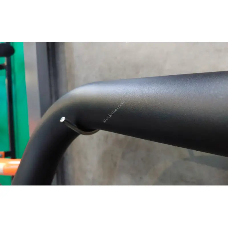 Kufanger til Chevrolet Captiva 12-15 i sort matt metall med detalj av monteringspinne.