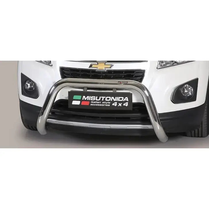 Frontbøyle Chevrolet Trax 13-20 i sølvfarget metall montert foran på hvit bil, blank og buet.