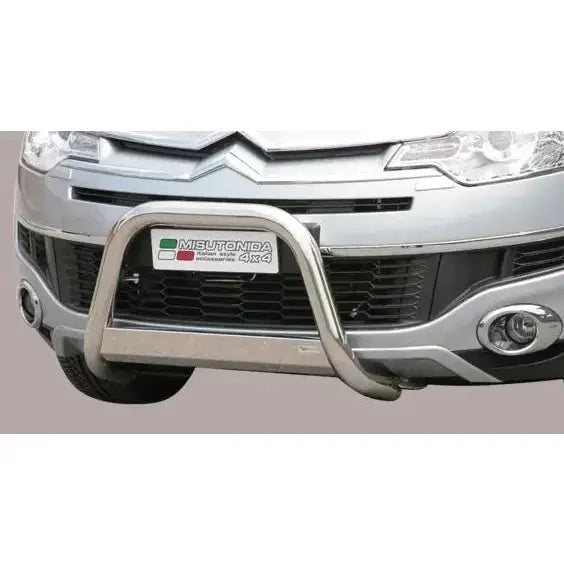 Frontbøyle Citroen C-Crosser 08-12 i børstet metall montert på sølvfarget bil, sett forfra.