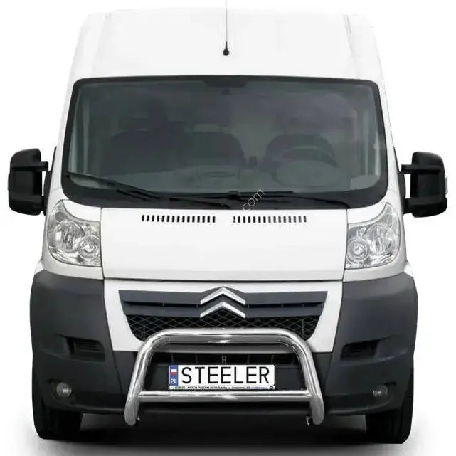 Frontbøyle på Citroen Jumper 06-13, kromfarget kufanger montert foran grill og nummerskilt.