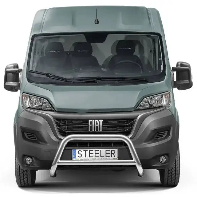 Frontbøyle på lysegrønn Citroen Jumper med sølvfarget kufanger og svart støtfanger sett forfra.