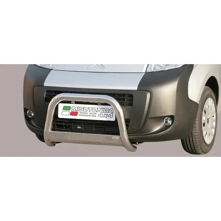 Frontbøyle Citroen Nemo 07-13 i sølv metall montert foran på bilen, sett rett forfra.
