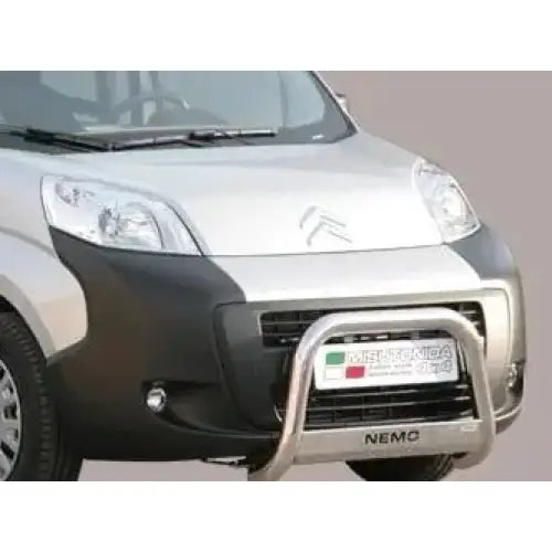 Frontbøyle Citroen Nemo 07-13 EC godkjent, krommet kufanger med "NEMO" gravert nederst.