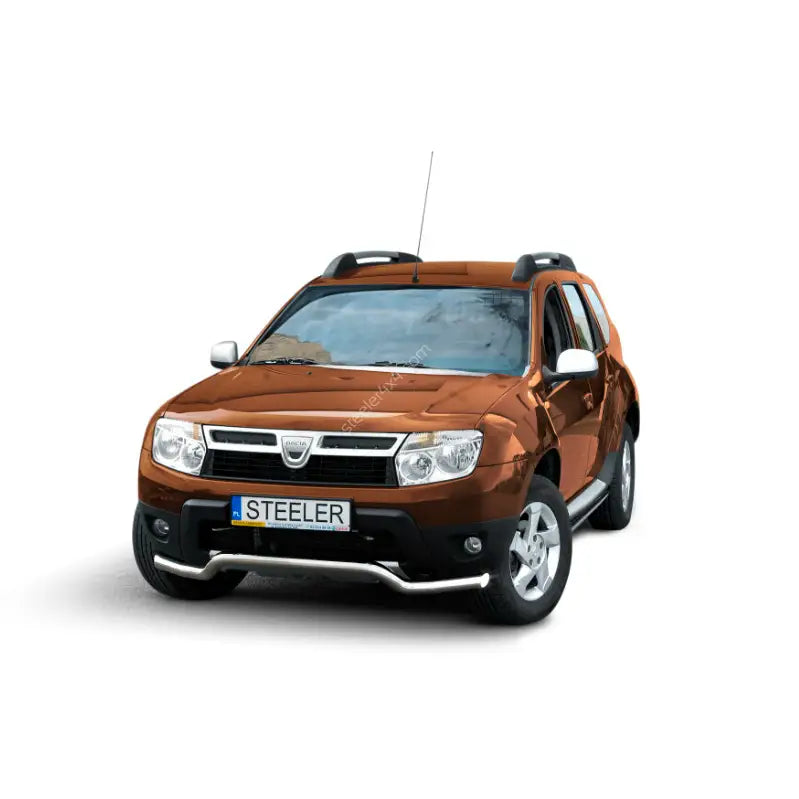 Frontbøyle på Dacia Duster 10-14 med kromfarget kufanger, sett forfra mot hvit bakgrunn.