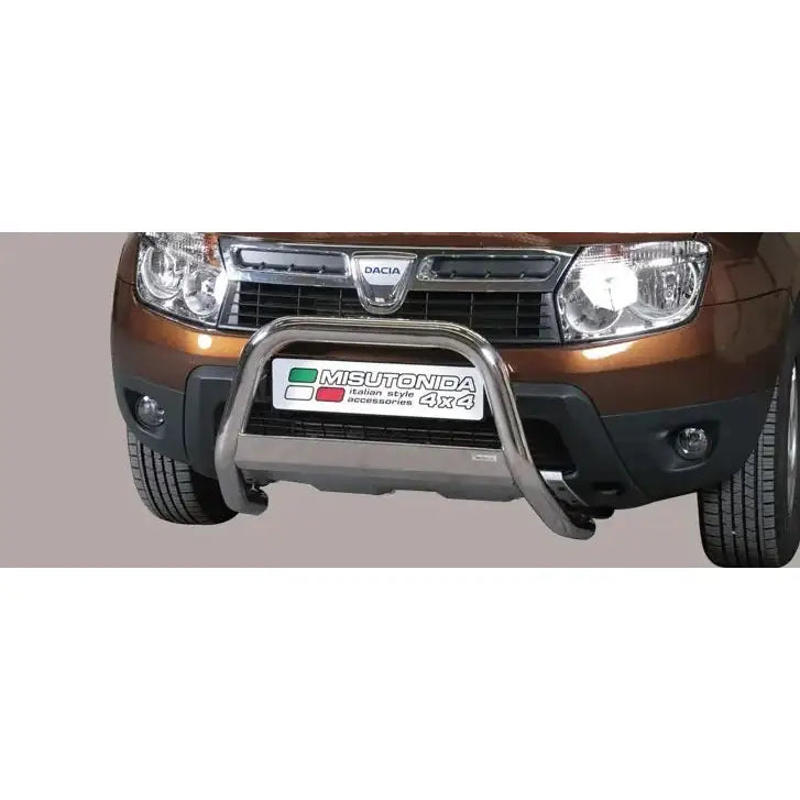 Frontbøyle til Dacia Duster 10-17, sølvfarget medium bar montert foran grill og støtfanger.