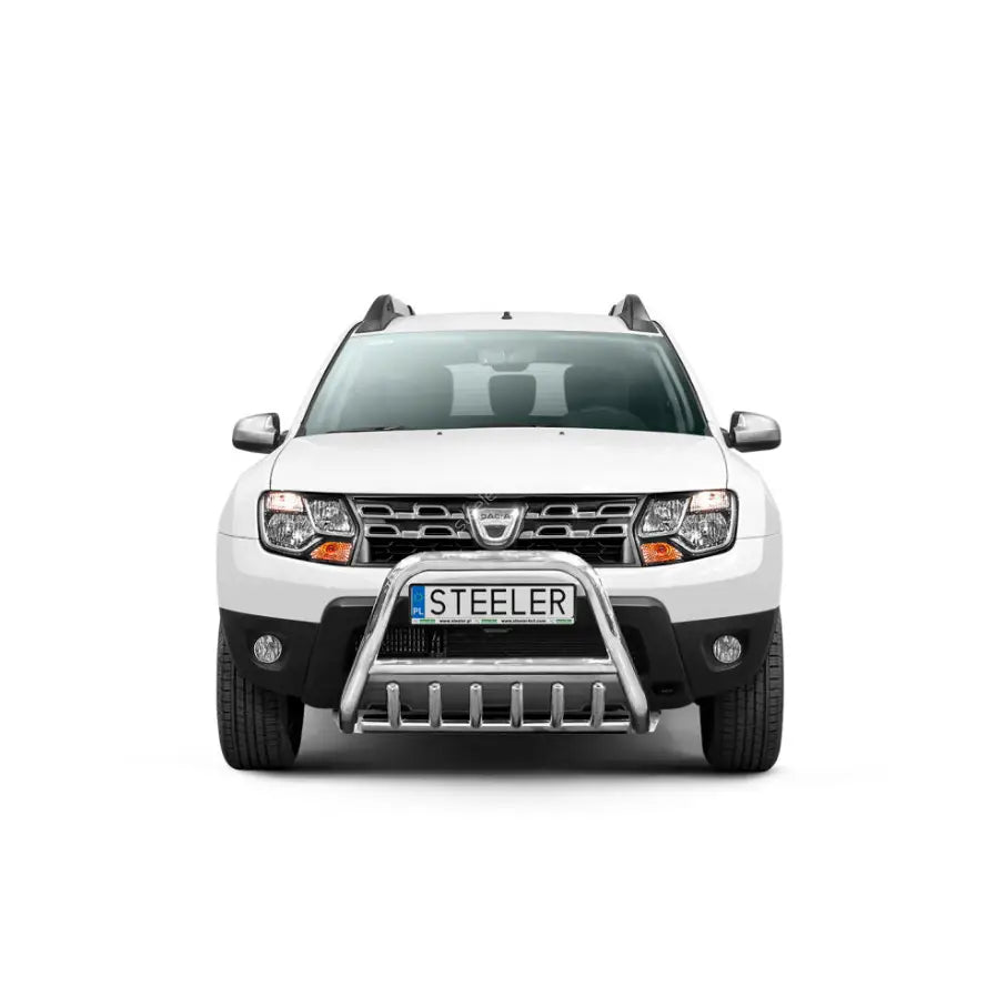 Frontbøyle på hvit Dacia Duster 10-18 med sølvfarget kufanger og takrails mot hvit bakgrunn.