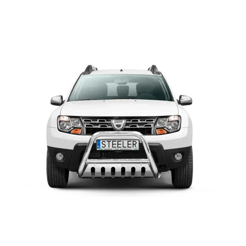 Frontbøyle Dacia Duster 10-18 EC godkjent montert med plate på hvit SUV sett forfra.