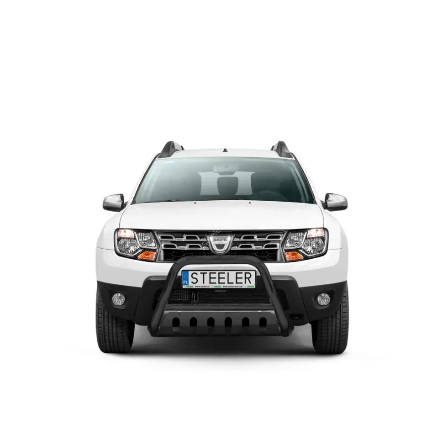 Kufanger til Dacia Duster 10-18, sort frontbøyle montert på hvit SUV med registreringsskiltet STEELER.