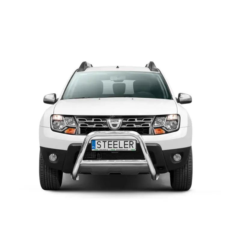 Frontbøyle Dacia Duster 10-18 EC godkjent montert foran på hvit SUV mot hvit bakgrunn.