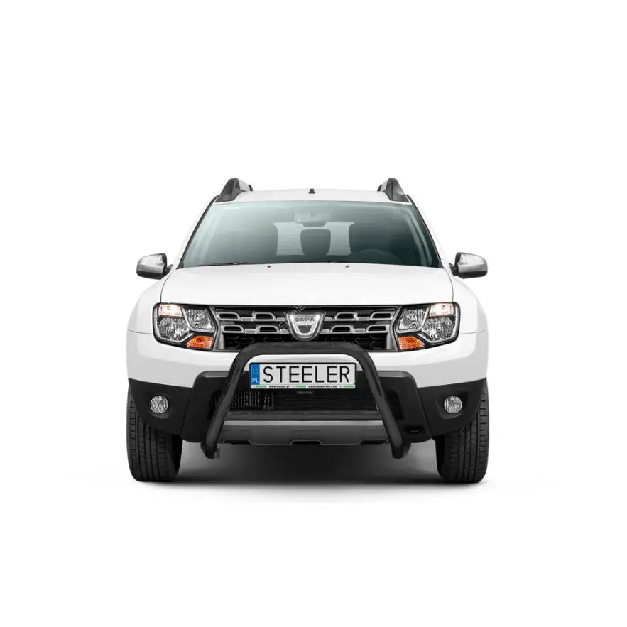 Kufanger til Dacia Duster 2010-2018 med tverrør, montert foran grillen på hvit bil.