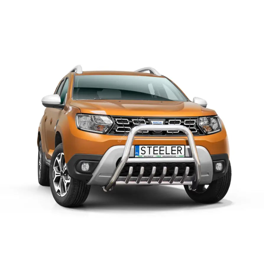 Frontbøyle Dacia Duster 18-22 montert på oransje SUV med kromfarget kufanger mot hvit bakgrunn.