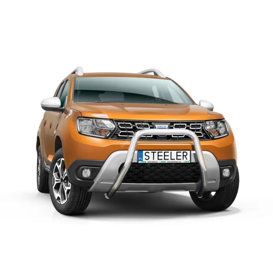Frontbøyle på oransje Dacia Duster 18-22 med sølvfarget stålkufanger sett forfra mot hvit bakgrunn.