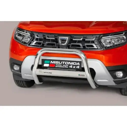Frontbøyle på Dacia Duster 21 med stålfarget kufanger montert foran oransje bil, sett forfra.