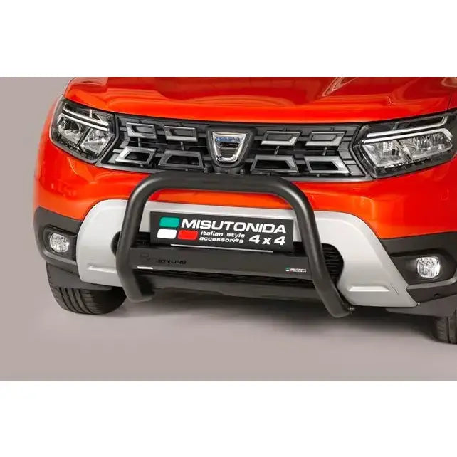 Kufanger på Dacia Duster 21, svart metall foran oransje bil med kromdetaljer på grillen.