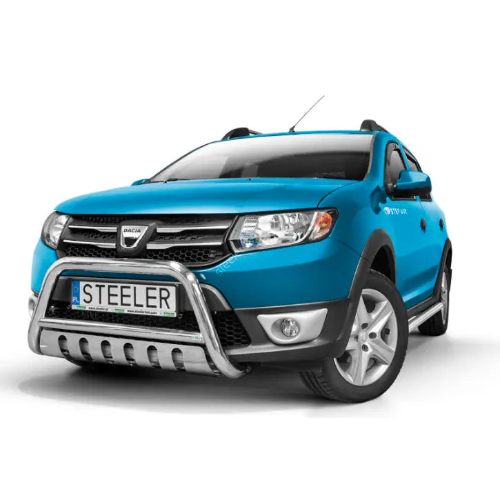 Frontbøyle Dacia Sandero Stepway 12-16 montert foran på blå bil med sølvfarget kufanger.