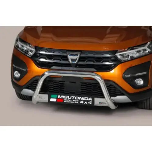 Frontbøyle Dacia Sandero Stepway 21- montert på oransje bil med sølvfarget kufanger, sett forfra.