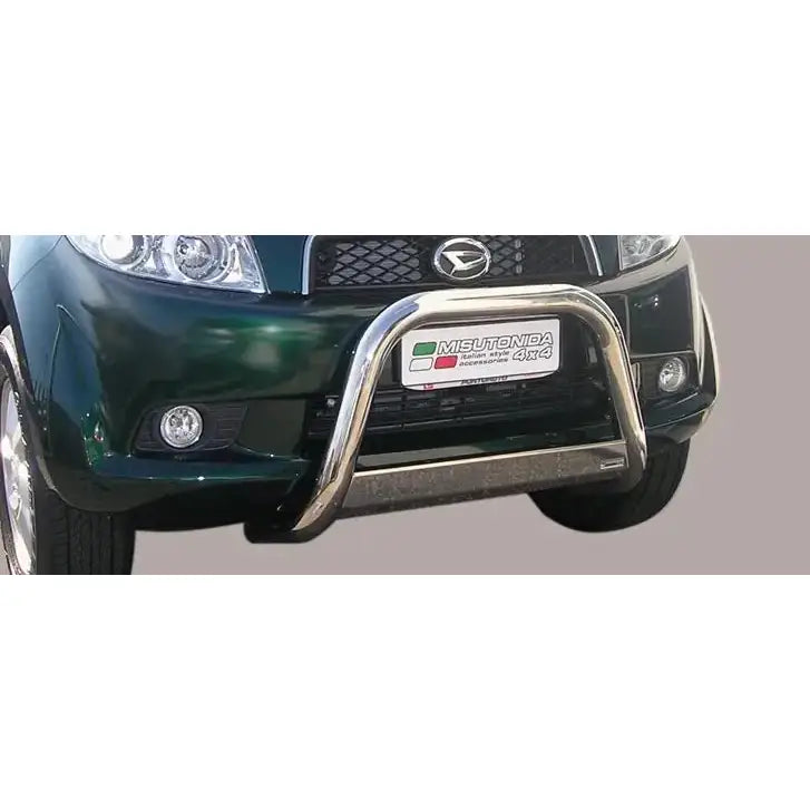 Frontbøyle Daihatsu Terios 06-09 montert foran grillen på mørkgrønn bil, sett rett forfra.