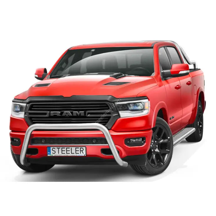 Frontbøyle på rød Dodge Ram 1500 med sort grill, sølvfarget kufanger og sorte felger.