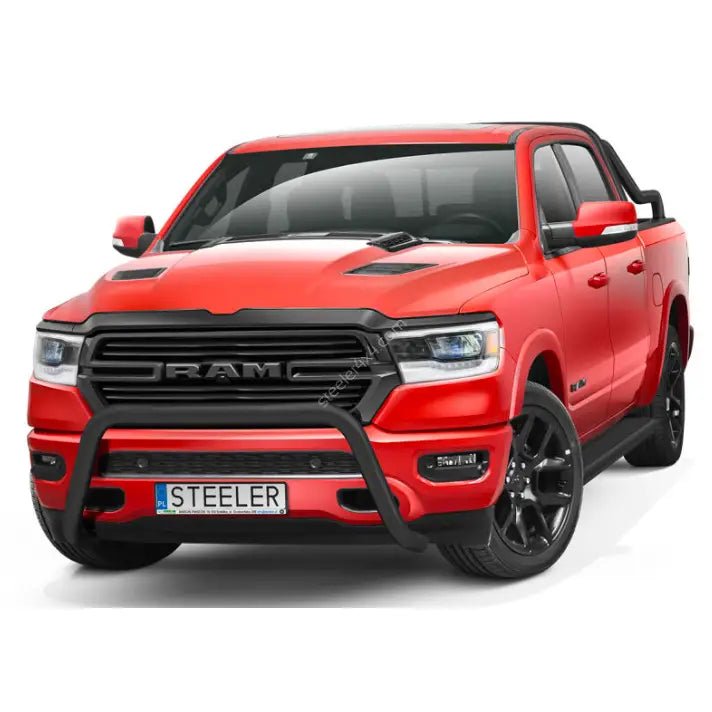 Kufanger på rød Dodge Ram 1500 med sorte felger, hette med luftinntak og svarte detaljer.