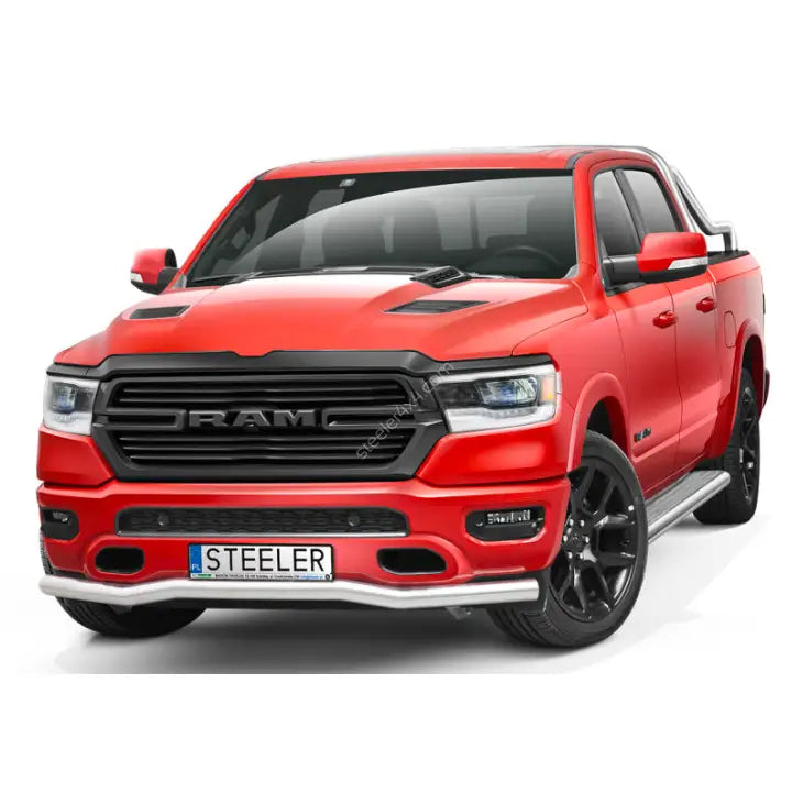 Frontbøyle på rød Dodge Ram 1500 19- med svart grill, sorte felger og metall stigtrinn.