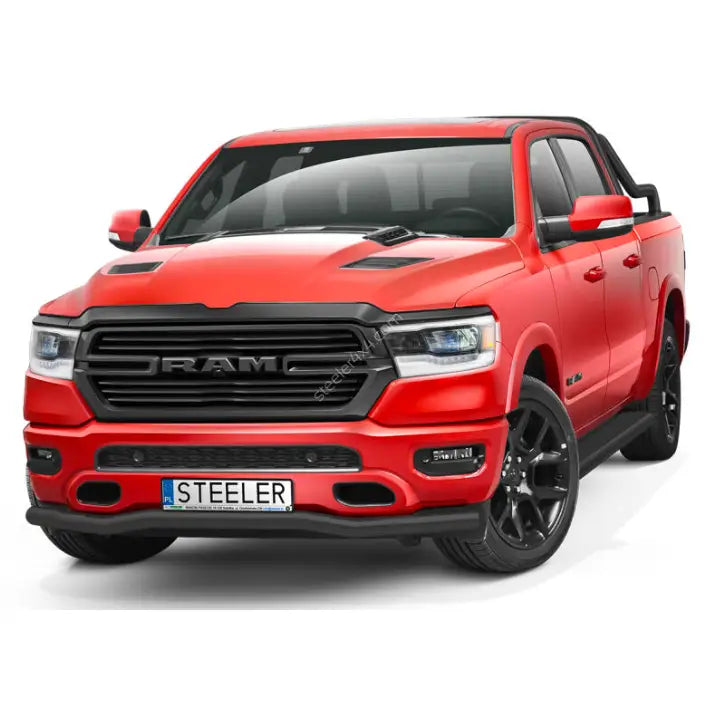 Kufanger på rød Dodge Ram 1500 med sort grill, sorte felger, luftinntak på panser og tonede vinduer.