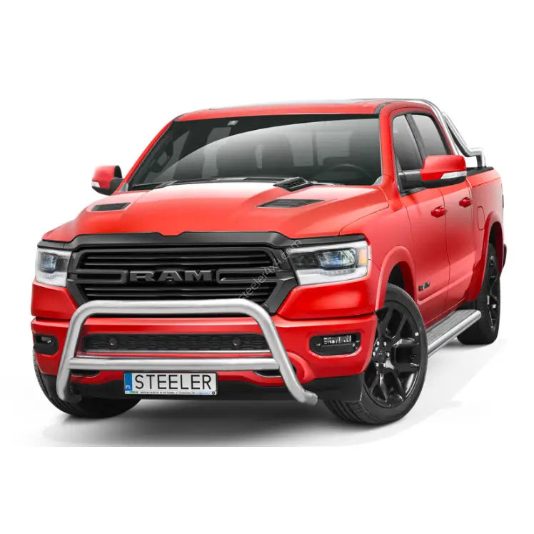 Frontbøyle Dodge Ram 1500 med sølvfarget kufanger montert, sett forfra fra venstre side.