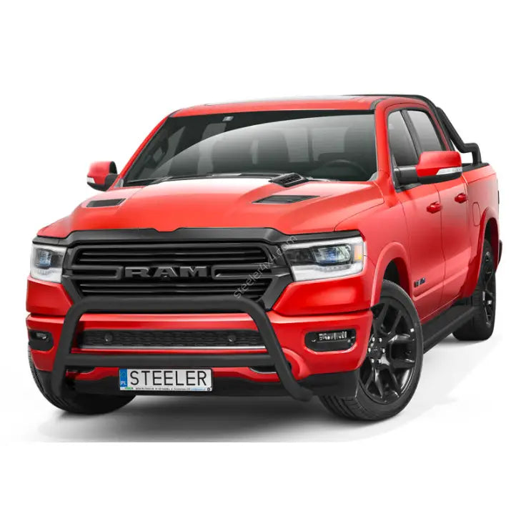 Kufanger til Dodge Ram 1500 2019 med tverrør, montert på rød pickup med sorte felger og hvit bakgrunn.