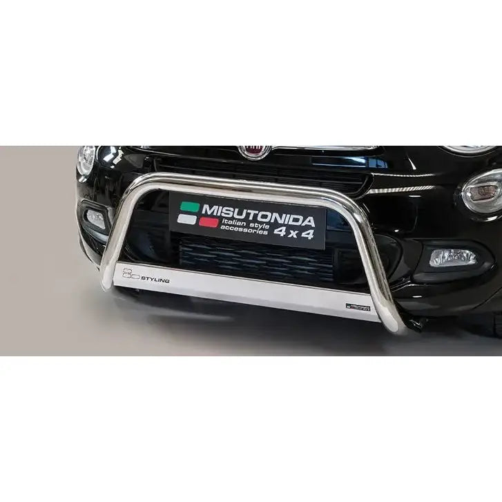 Frontbøyle Fiat 500X 15-22 EC godkjent medium bar i sølv montert på sort bil, sett forfra.