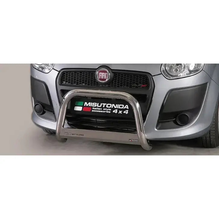 Frontbøyle på sølvgrå Fiat Doblo 10-15 med robust metallbøyle og logo foran grillen.