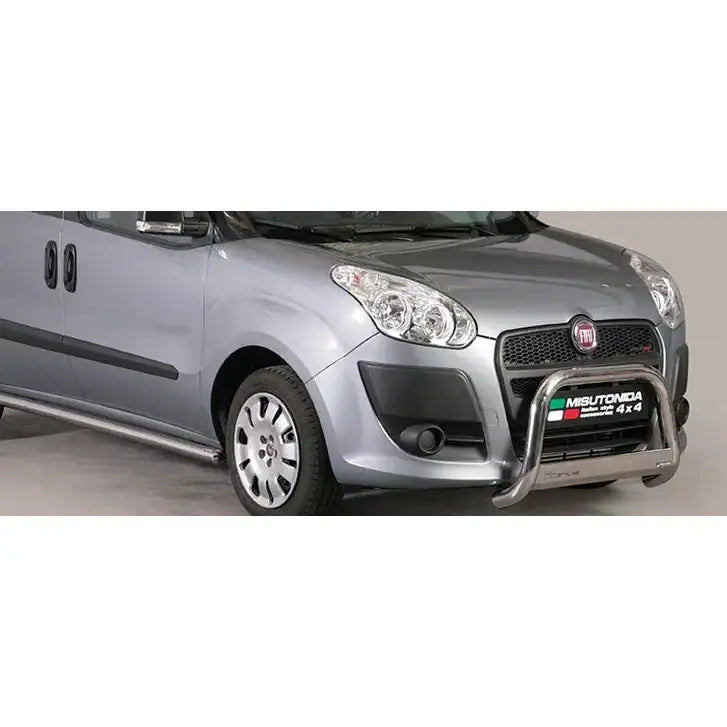 Frontbøyle Fiat Doblo 10-15 EC godkjent medium mark montert på grå varebil med krom kufanger.