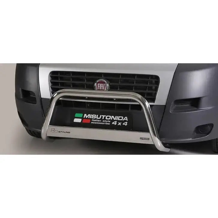 Frontbøyle Fiat Ducato 06-13 i polert metall montert foran på grå varebil, sett rett forfra.