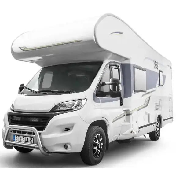 Frontbøyle på Fiat Ducato Camper 14- med sølvfarget kufanger, sett skrått forfra mot hvit bobil.