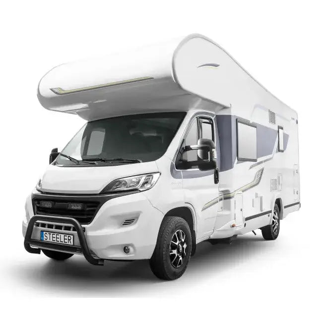 Kufanger Fiat Ducato Camper 14- med tverrør montert, sett skrått forfra mot høyre side.