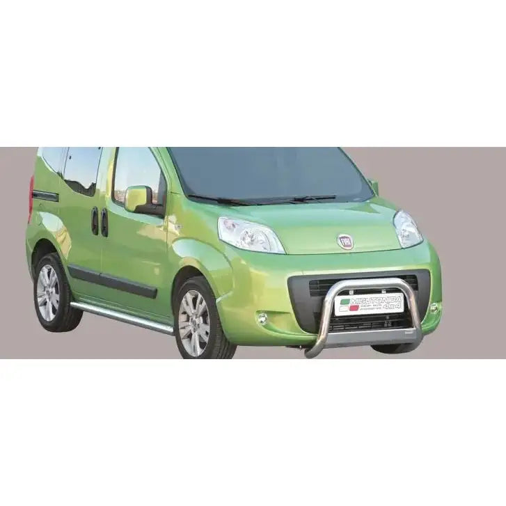 Frontbøyle Fiat Fiorino 08-14 montert foran på lys grønn varebil med sølvfargede stigtrinn.
