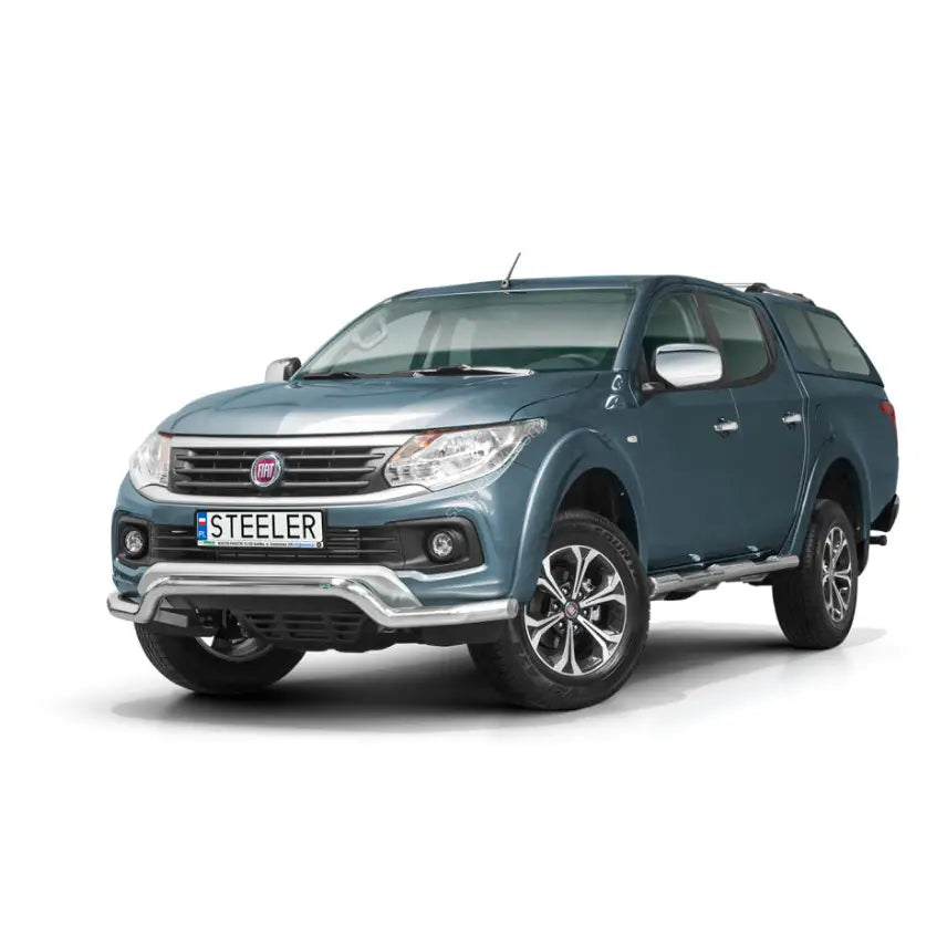 Frontbøyle Fiat Fullback 15- med kromdetaljer, blå pickup med hardtop og svarte felger.