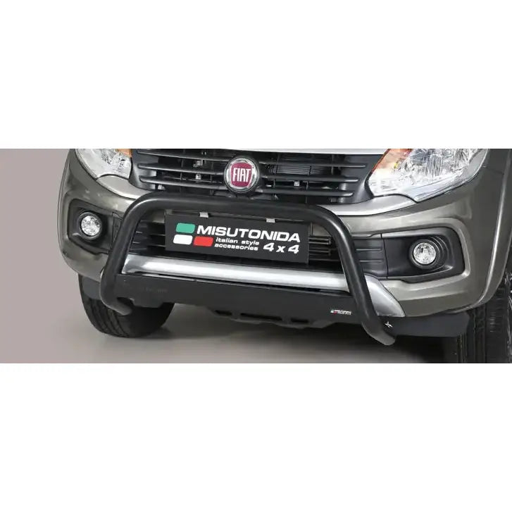 Kufanger til Fiat Fullback 16-19, sort metallbøyle montert foran på grå bil med synlig logo.