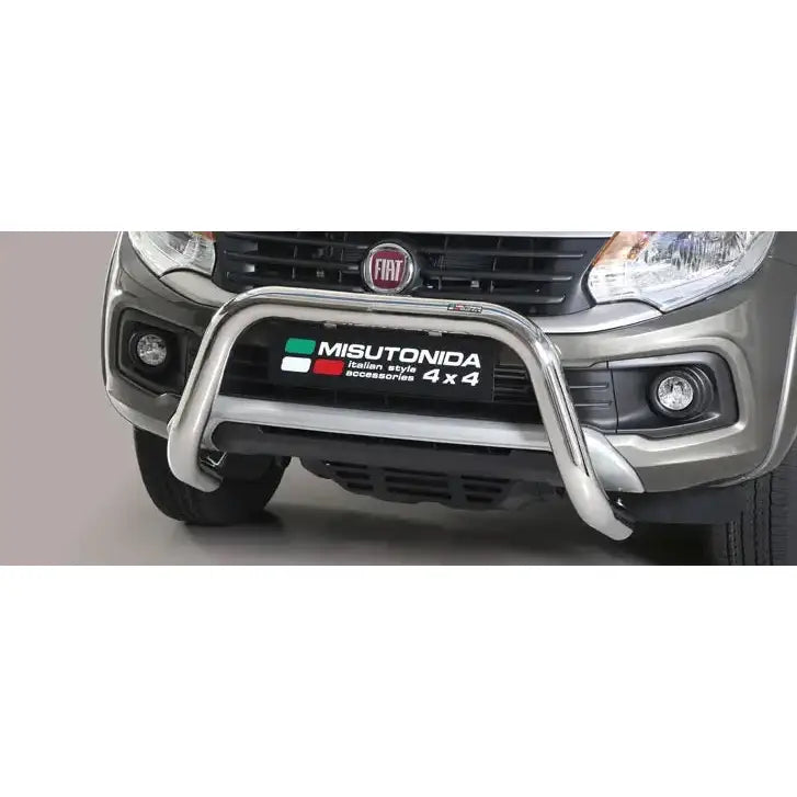 Frontbøyle Fiat Fullback 16-19 EC godkjent Super Bar i forkrommet stål montert på grå bil forfra.