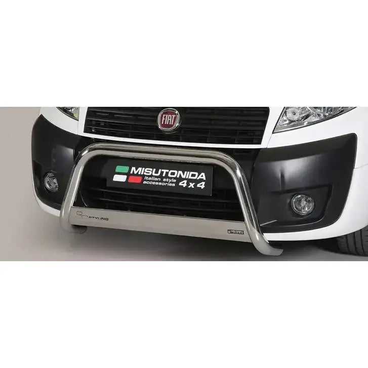 Frontbøyle Fiat Scudo 06-16 EC godkjent medium bar montert på hvit bil, sett rett forfra.