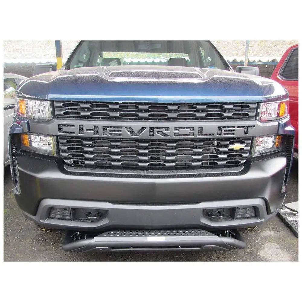 Lysbøyle på Chevrolet Silverado 1500 med RC3 beskyttelsesplate og LED-listre, sett rett forfra.