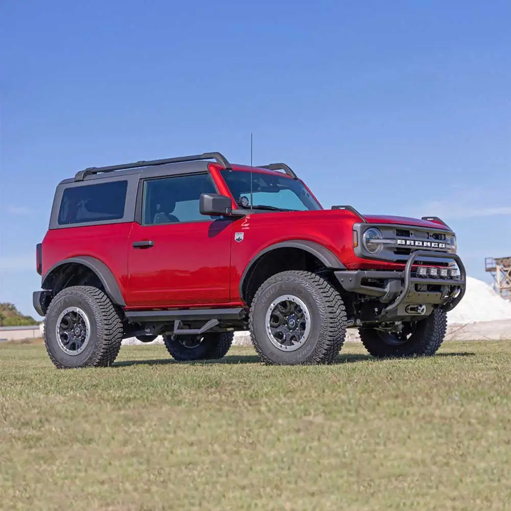Kufanger til Ford New Bronco 2 D 21- montert på rød SUV med svarte detaljer og grove terrengdekk.