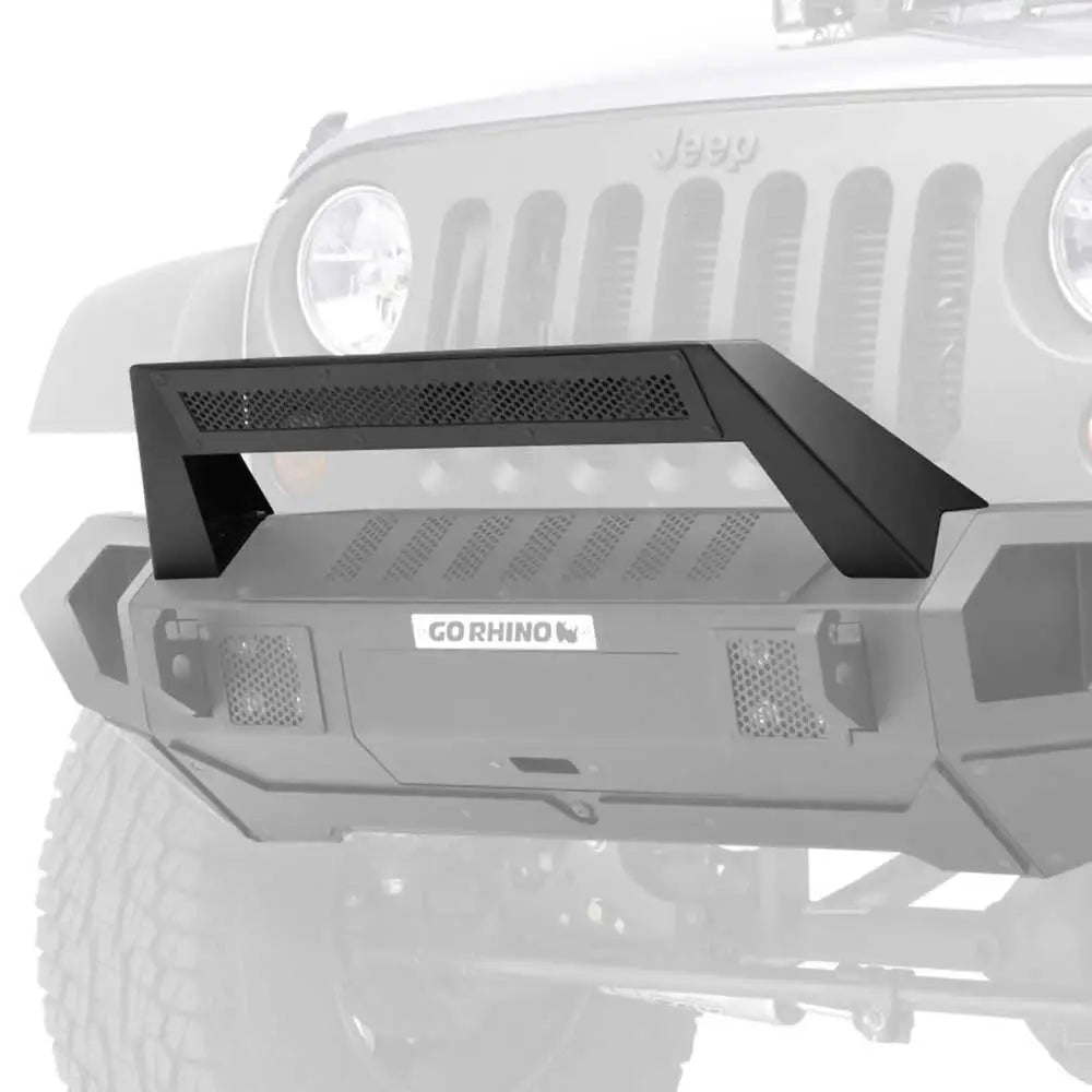 Frontbøyle for Jeep Wrangler JL 4XE med perforert sort metall og skrå hjørner, sett fra skrå frontvinkel.