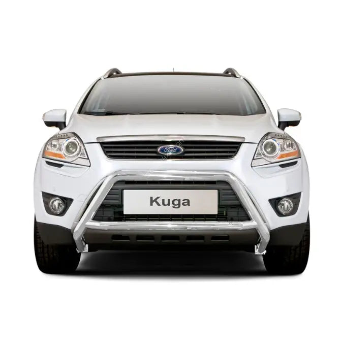 Frontbøyle på hvit Ford Kuga 08-12 med sølvfarget kufanger og synlig Kuga-skilt foran.