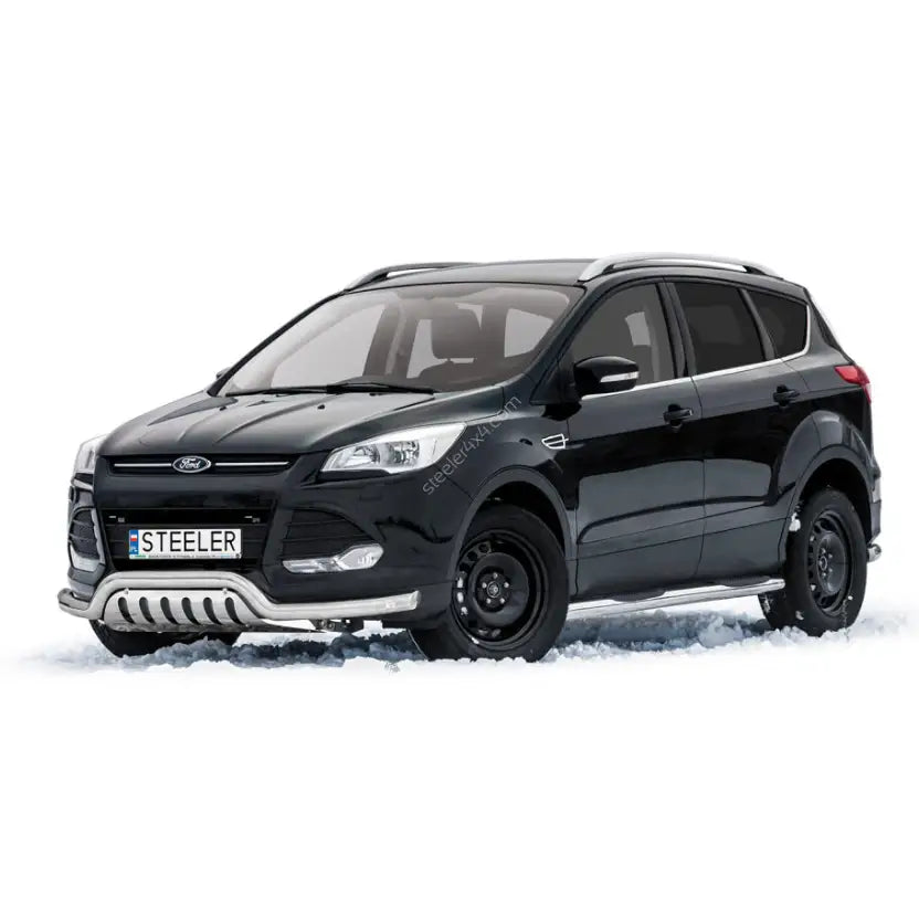 Frontbøyle Ford Kuga 12-17 montert på svart SUV med sølvfarget kufanger og stigtrinn på snø.
