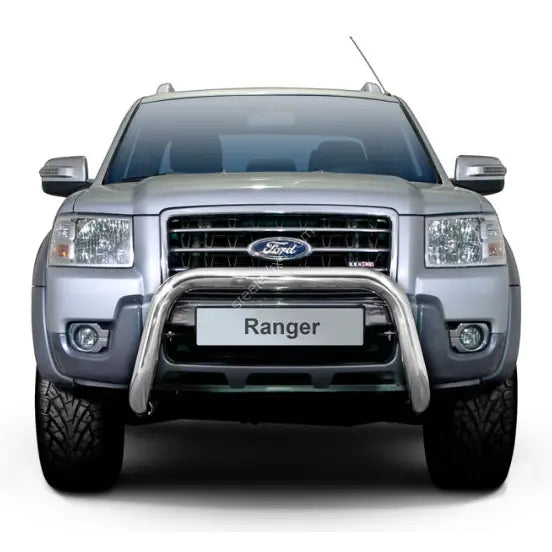 Frontbøyle på Ford Ranger 07-12 i polert stål montert foran grillen, sett rett forfra.