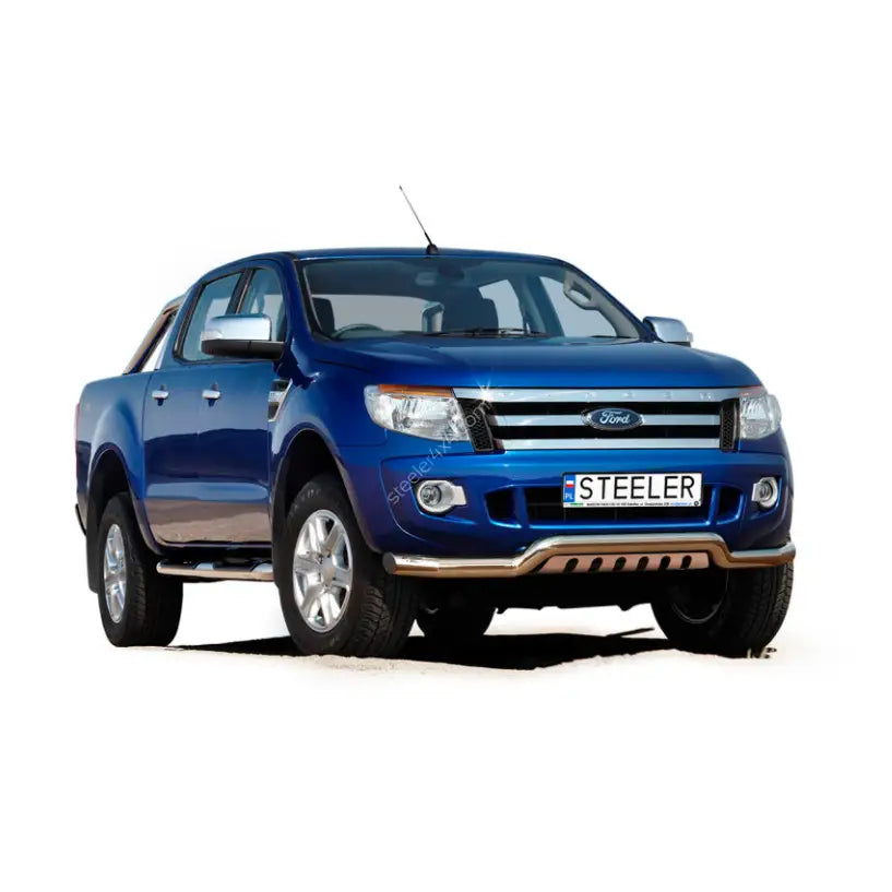 Frontbøyle Ford Ranger 12-16 EC godkjent lav med plate montert på blå pickup mot hvit bakgrunn.