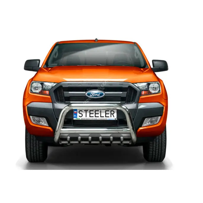 Frontbøyle på oransje Ford Ranger 12-16 EC godkjent, med sølvfarget metallgrill og Steeler-skilt.