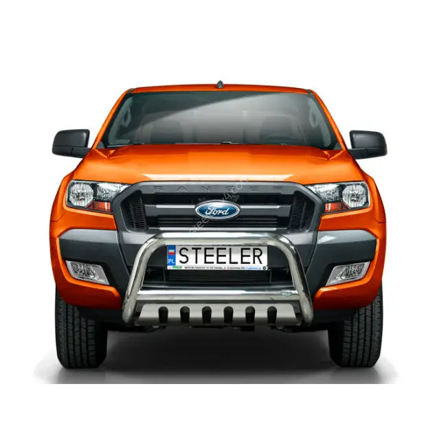 Frontbøyle på Ford Ranger 16-18 EC godkjent med plate, sølvfarget kufanger foran oransje pickup.